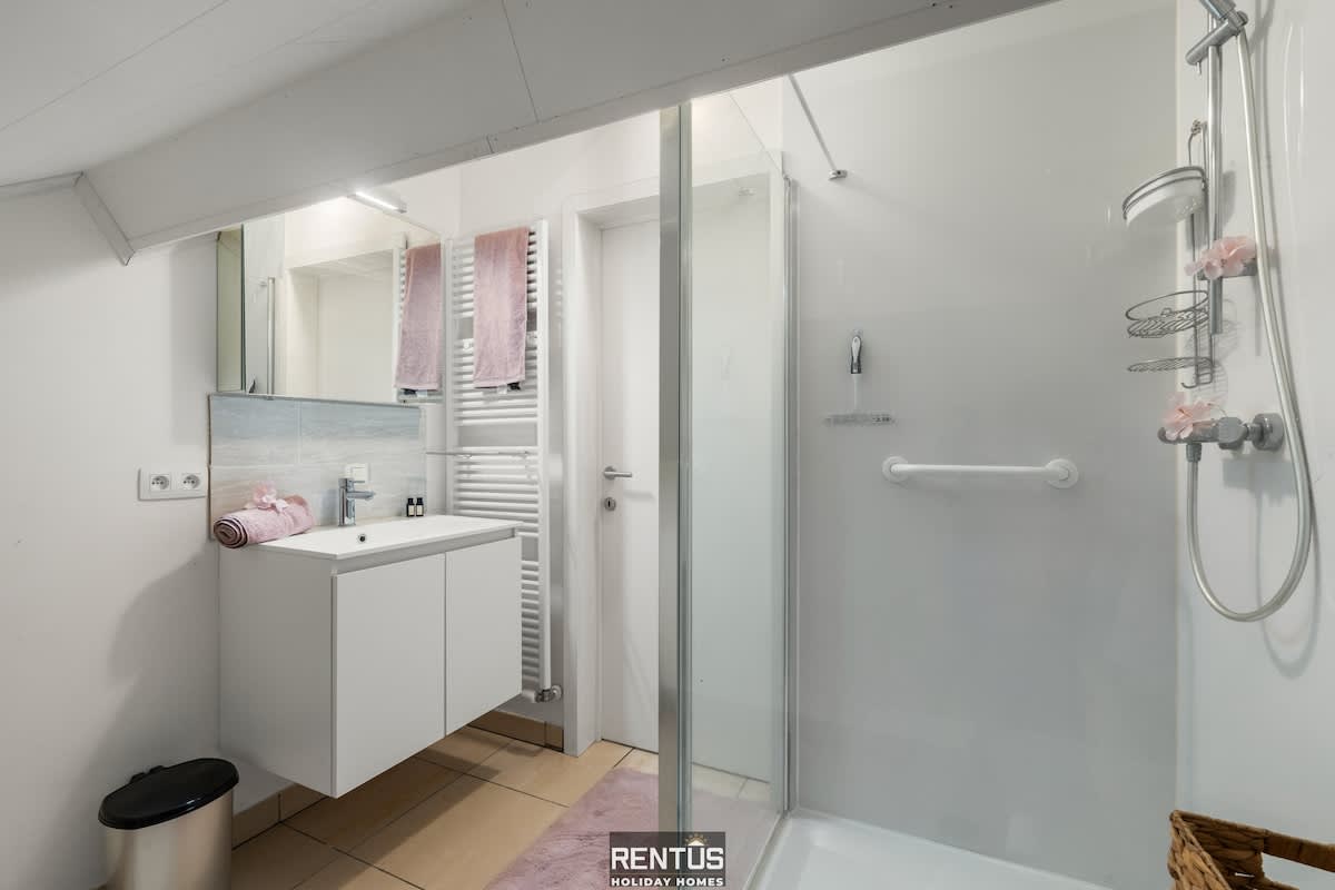 Esplanade promenade - Stay within walking distance of the beach