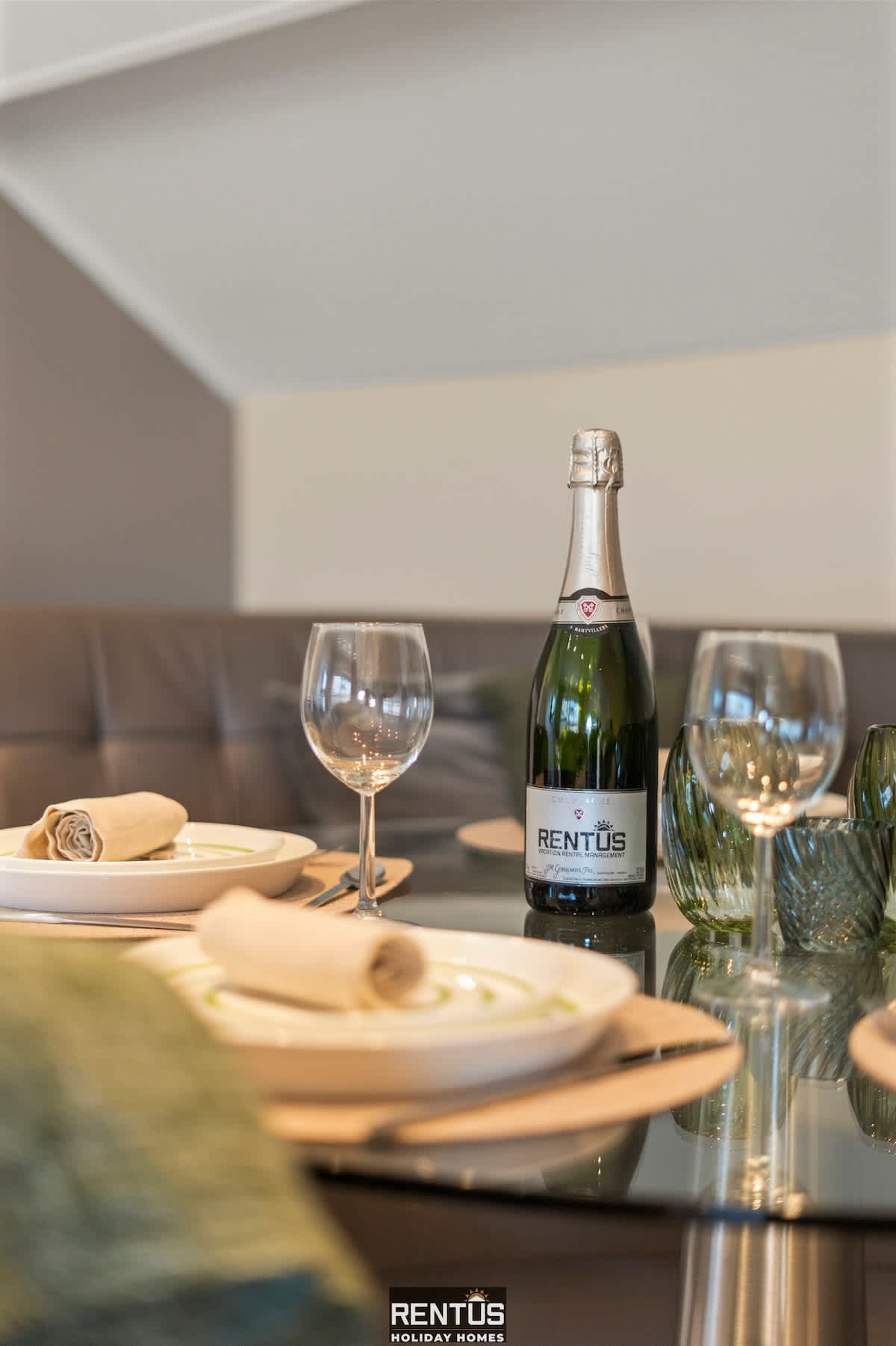 Esplanade promenade - Stay within walking distance of the beach